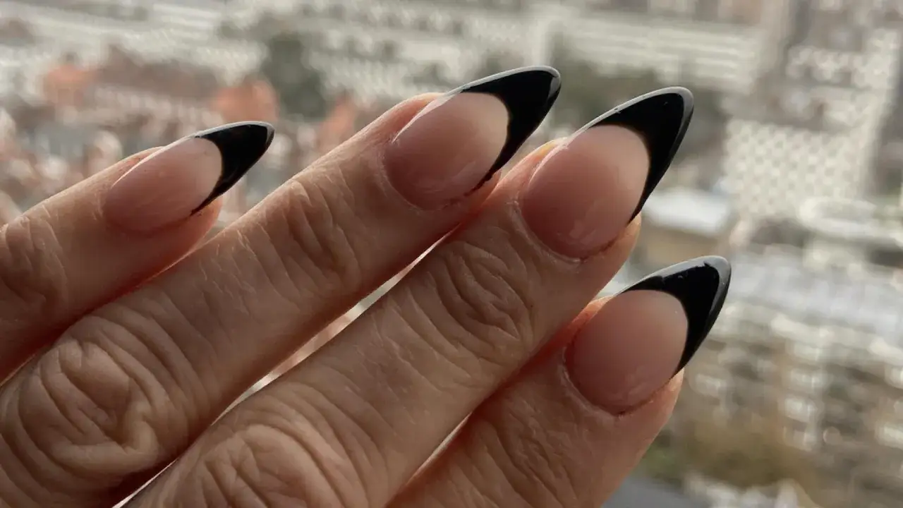 Schwarze French Nails: Dein Guide für angesagte Designs & DIY-Tricks