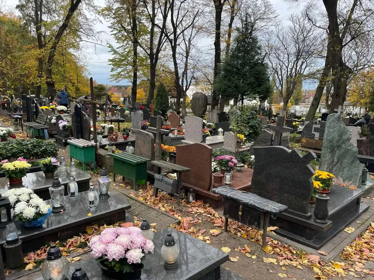 Jak znaleźć grób w Łodzi? Wyszukiwarki i praktyczne wskazówki