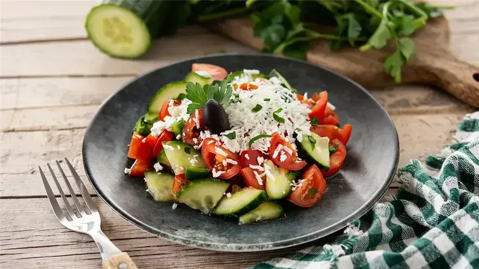 Jaki ser do sałatki szopskiej? Odkryj najlepsze smaki i połączenia