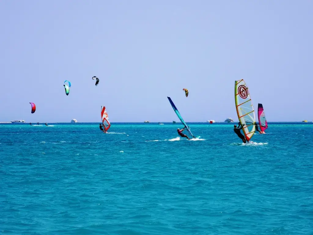 Kite czy windsurfing: który sport wodny jest lepszy dla Ciebie?