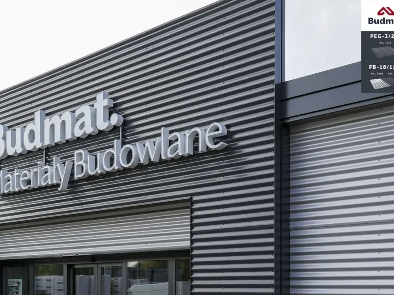 Nowoczesna elewacja z blachy falistej budynku Budmat. Materiały Budowlane.