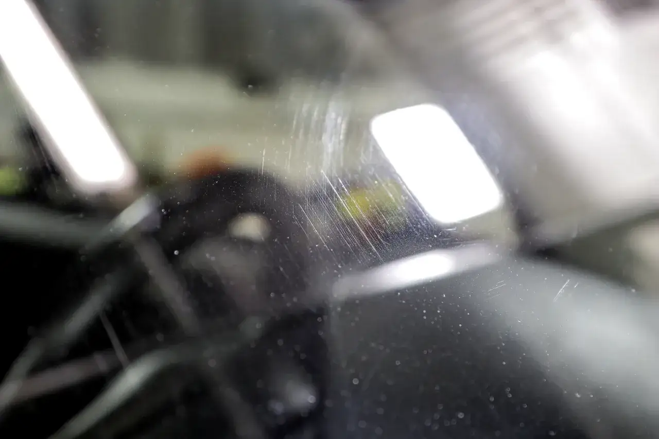 Ile kosztuje polerowanie szyby w samochodzie? Sprawdź ceny i ryzyka
