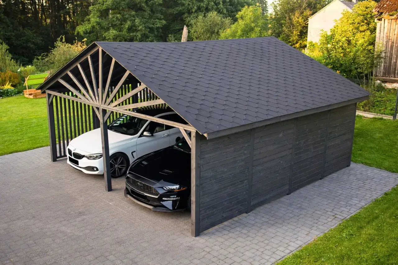 Nowoczesny garaż z ciemnym dachem z gontu, idealny do ochrony dwóch samochodów. Dowiedz się, jak pokryć dach garażu, by wyglądał równie stylowo.