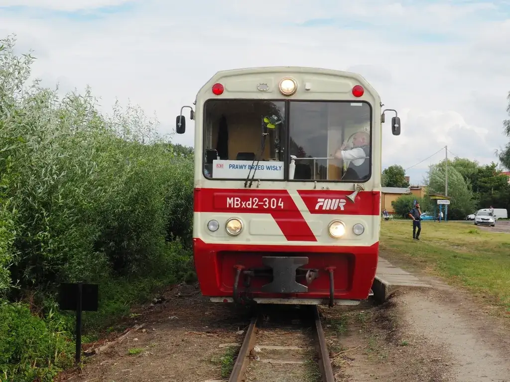 Jak dojechać do Stegny pociągiem? Wszystkie połączenia i wskazówki