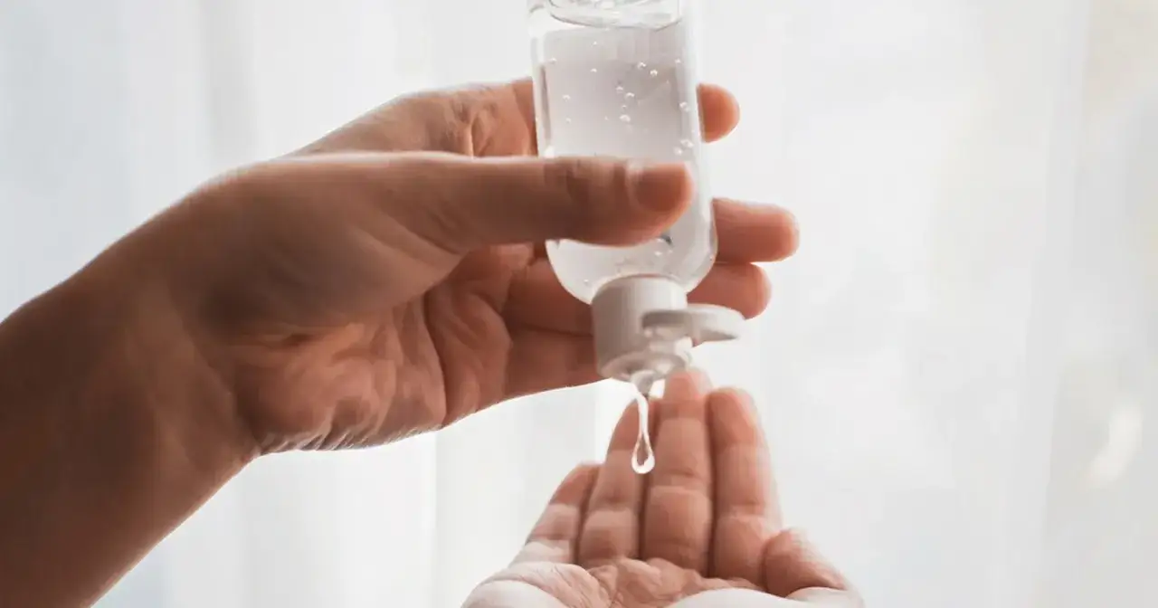 Kiedy płyn do dezynfekcji rąk? Rozwiej wątpliwości i chroń zdrowie
