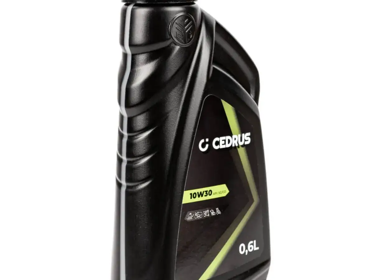 Czarna butelka oleju silnikowego Cedrus 10W30 0,6L.
