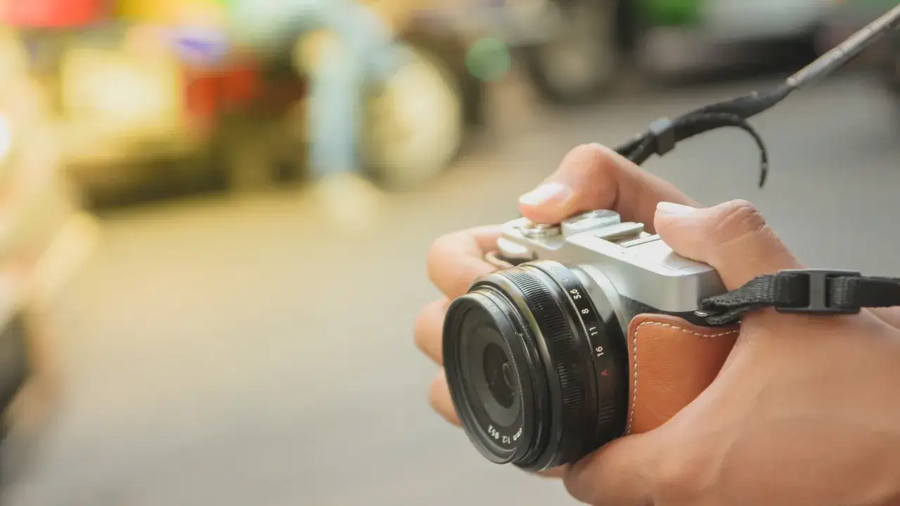 Lustrzanka czy bezlusterkowiec? Poznaj różnice i wybierz mądrze