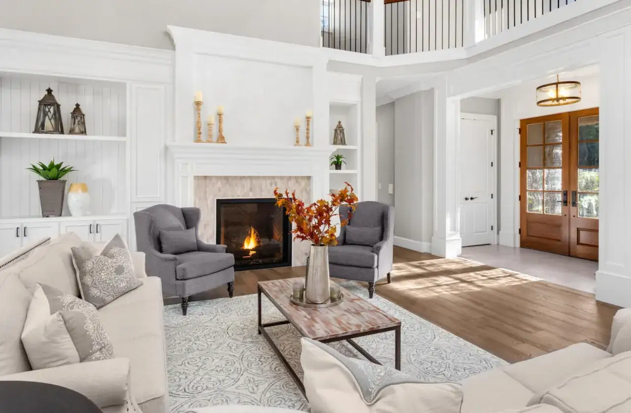 Czym obłożyć komin w salonie? Inspiracje, trendy i bezpieczeństwo