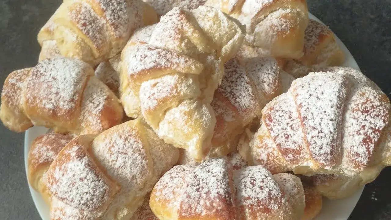 Drożdżowe rogaliki z marmoladą, kruszonką i lukrem cytrynowym