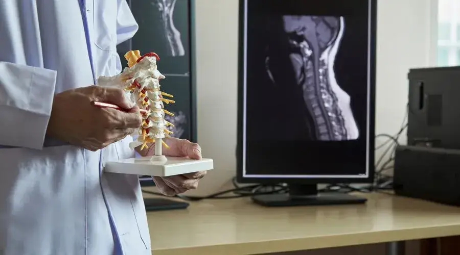 Jaki lekarz od kręgosłupa? Dowiedz się, do kogo się udać z bólem
