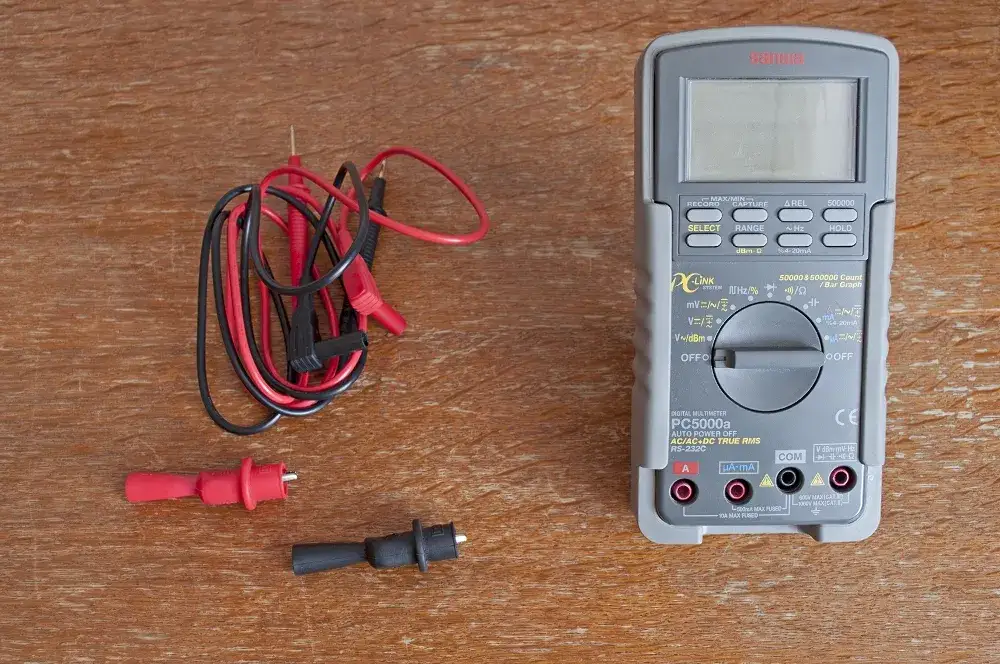 Jak sprawdzić napięcie multimetrem i uniknąć niebezpieczeństw