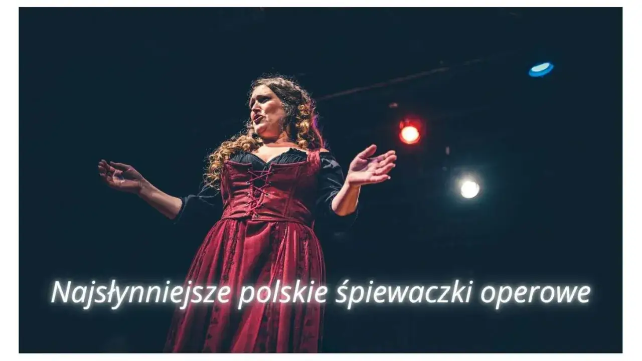 Wybitny polski śpiewak operowy w historycznym stroju na scenie, z rękami uniesionymi w geście.