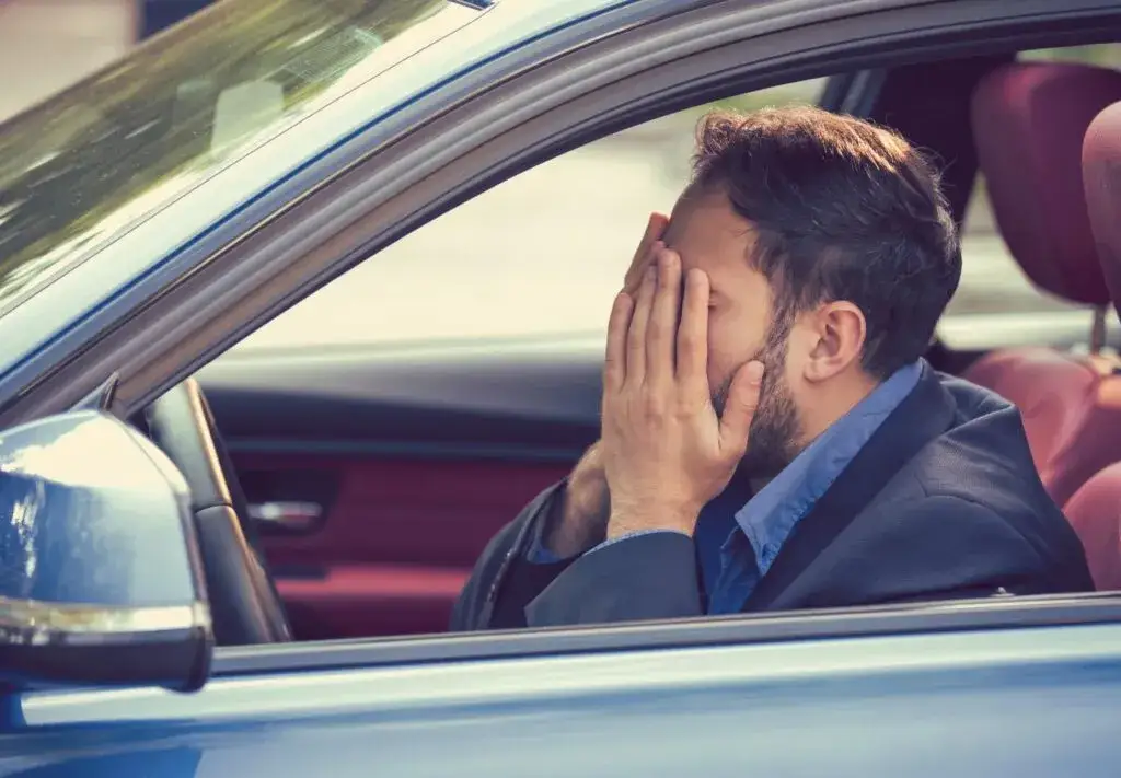 Zwrot auta z salonu: Kiedy rękojmia pozwala odstąpić od umowy?