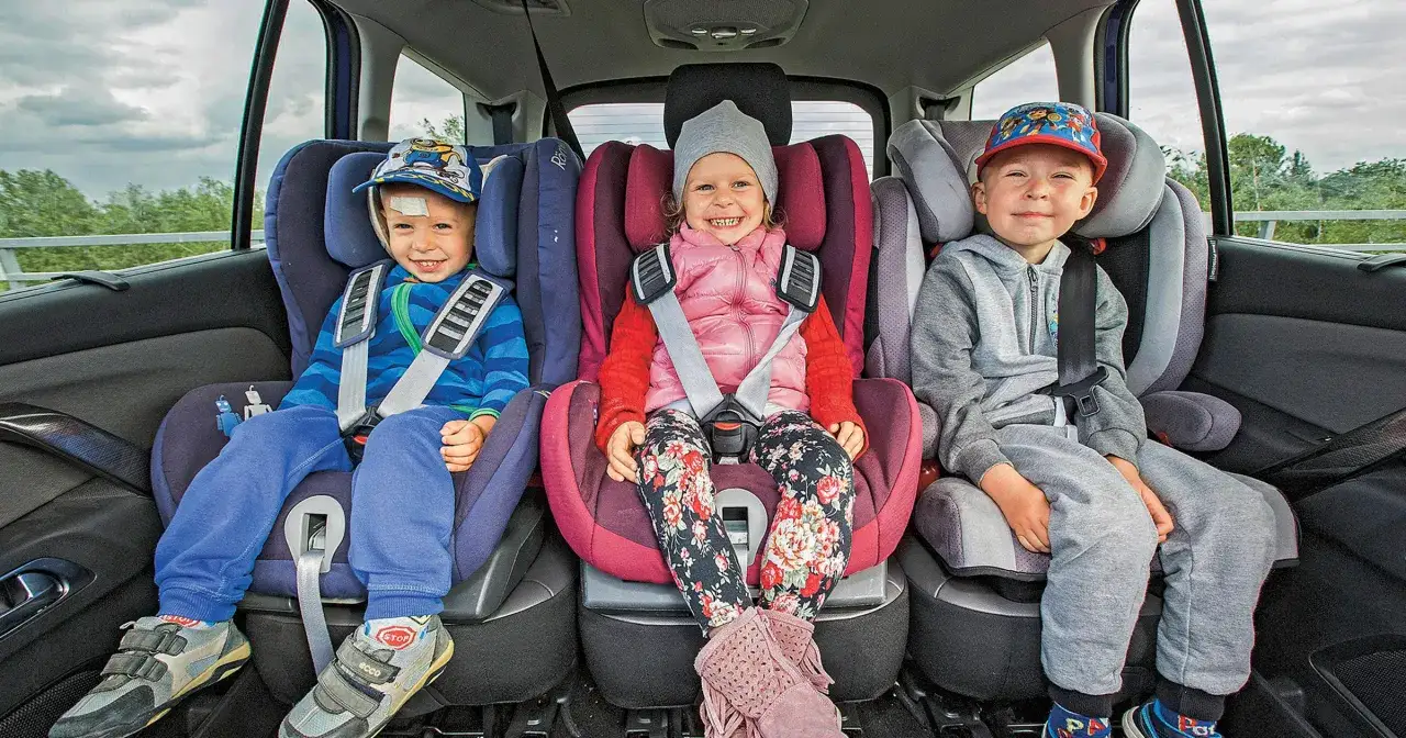 Kiedy dziecko może jechać z przodu? Bezpieczeństwo i ryzyka, które musisz znać