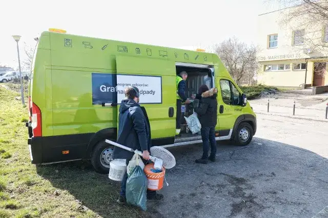Samochód który zbiera elektrośmieci z osiedla - jak to działa?