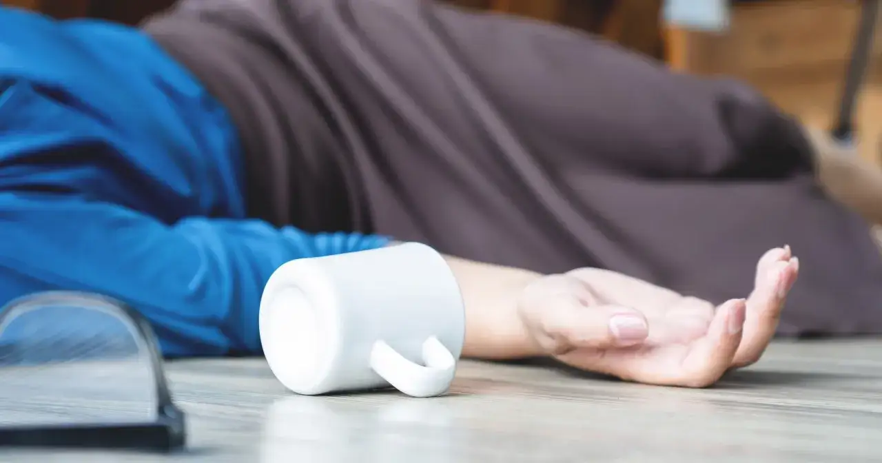 Kłucie w klatce piersiowej od nerwów: Zawał czy lęk? Poznaj prawdę.