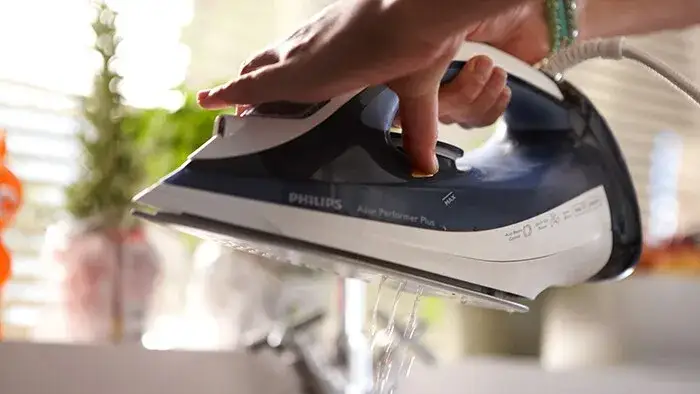 Jak usunąć brud z żelazka? Skuteczne metody, które zadziałają!