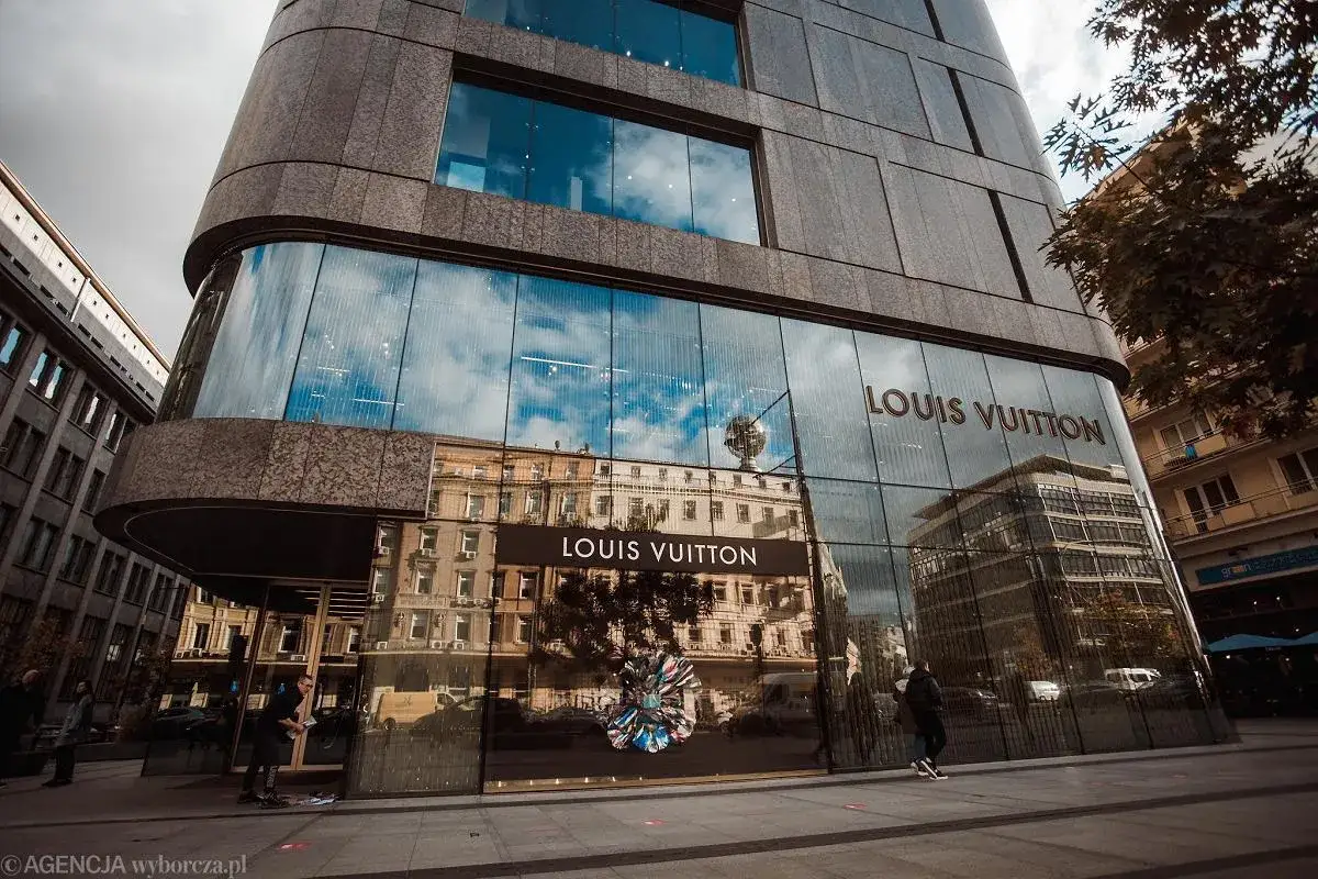 Zarobki w Louis Vuitton Polska: Ile naprawdę zarobisz w luksusie?