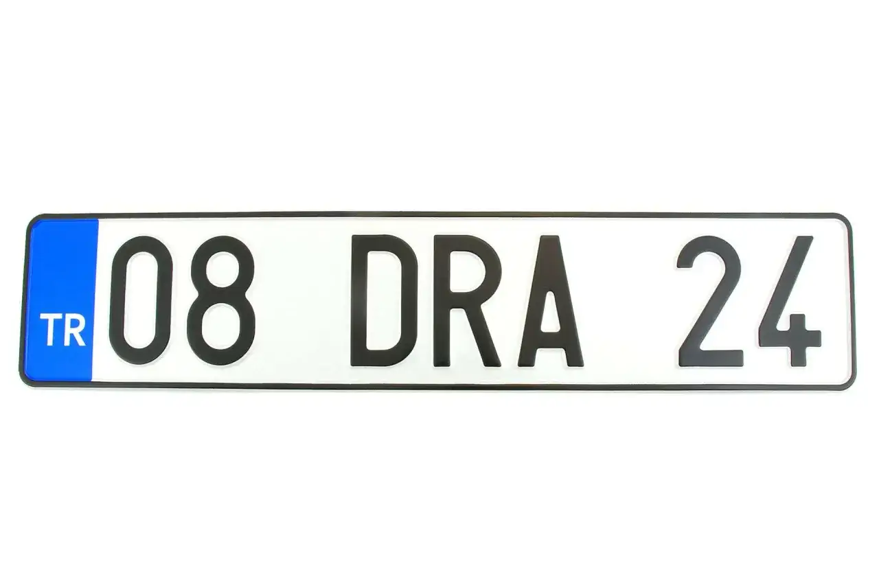 Tablice rejestracyjne TR, czyli z Turcji, z numerem 08 DRA 24.