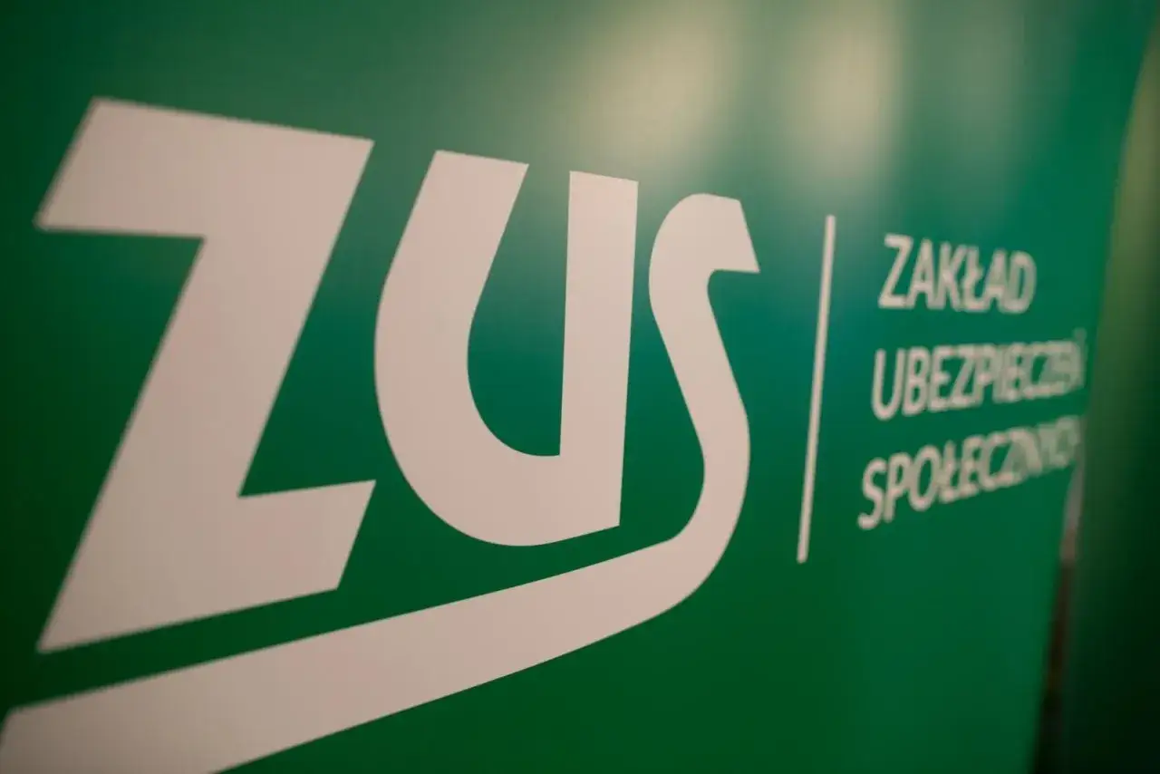 Logo ZUS na zielonym tle. Czas oczekiwania na L4 może być długi, ale ZUS zajmuje się ubezpieczeniami społecznymi.