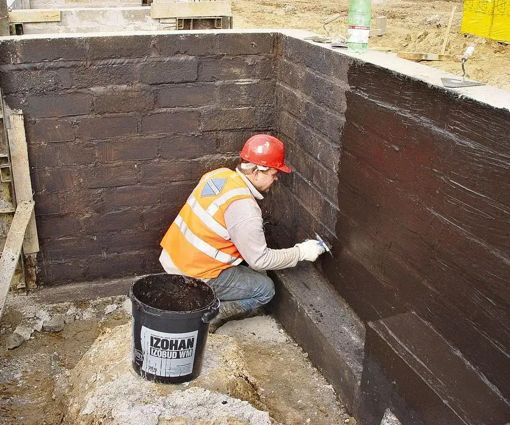 Czym izolować fundament – najlepsze materiały, które ochronią przed wilgocią