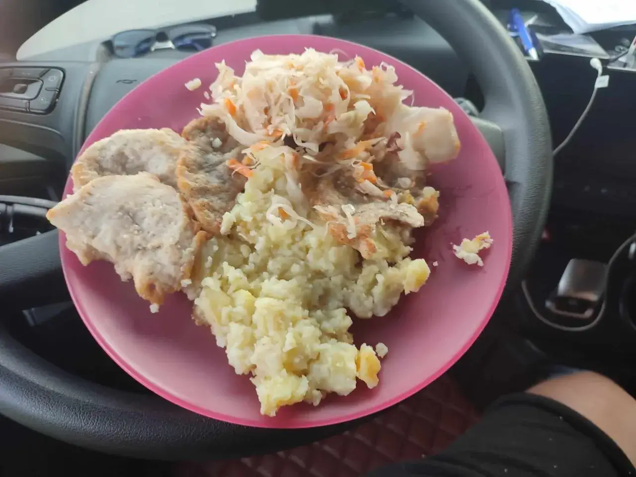 Obiad dla kierowcy w trasę: kotlety, ziemniaki i surówka z kapusty. Smacznego!