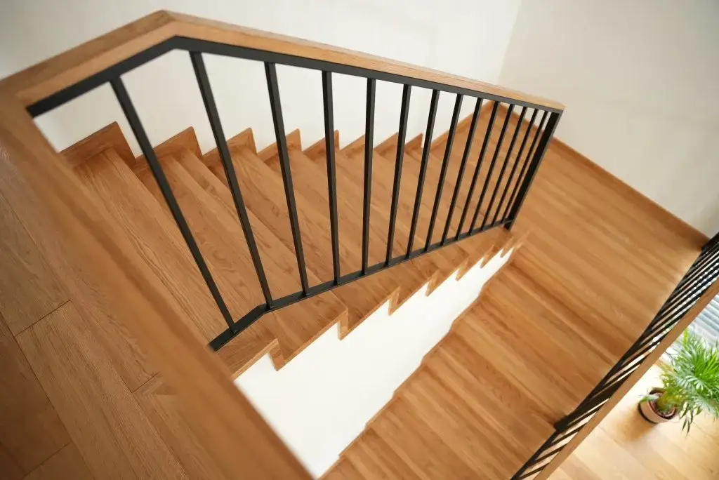 Jak sprawić, żeby schody drewniane nie były śliskie i bezpieczne?