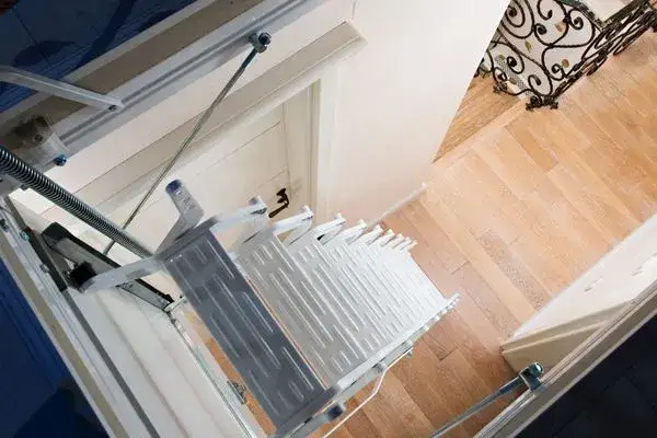 Jak tanio i skutecznie ocieplić schody na strych i zaoszczędzić na rachunkach