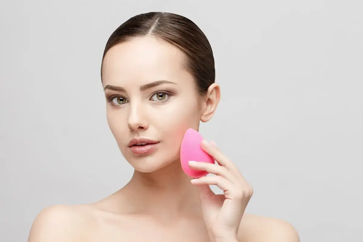 Gąbka do makijażu: Perfekcyjny makijaż bez smug? Poznaj sekret!