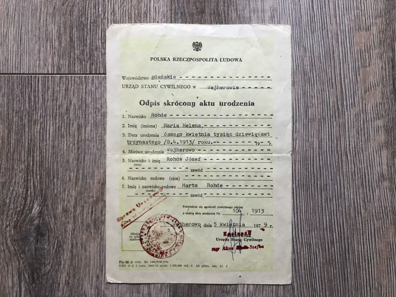 Odpis skrócony aktu urodzenia z widocznymi pieczęciami i podpisami.