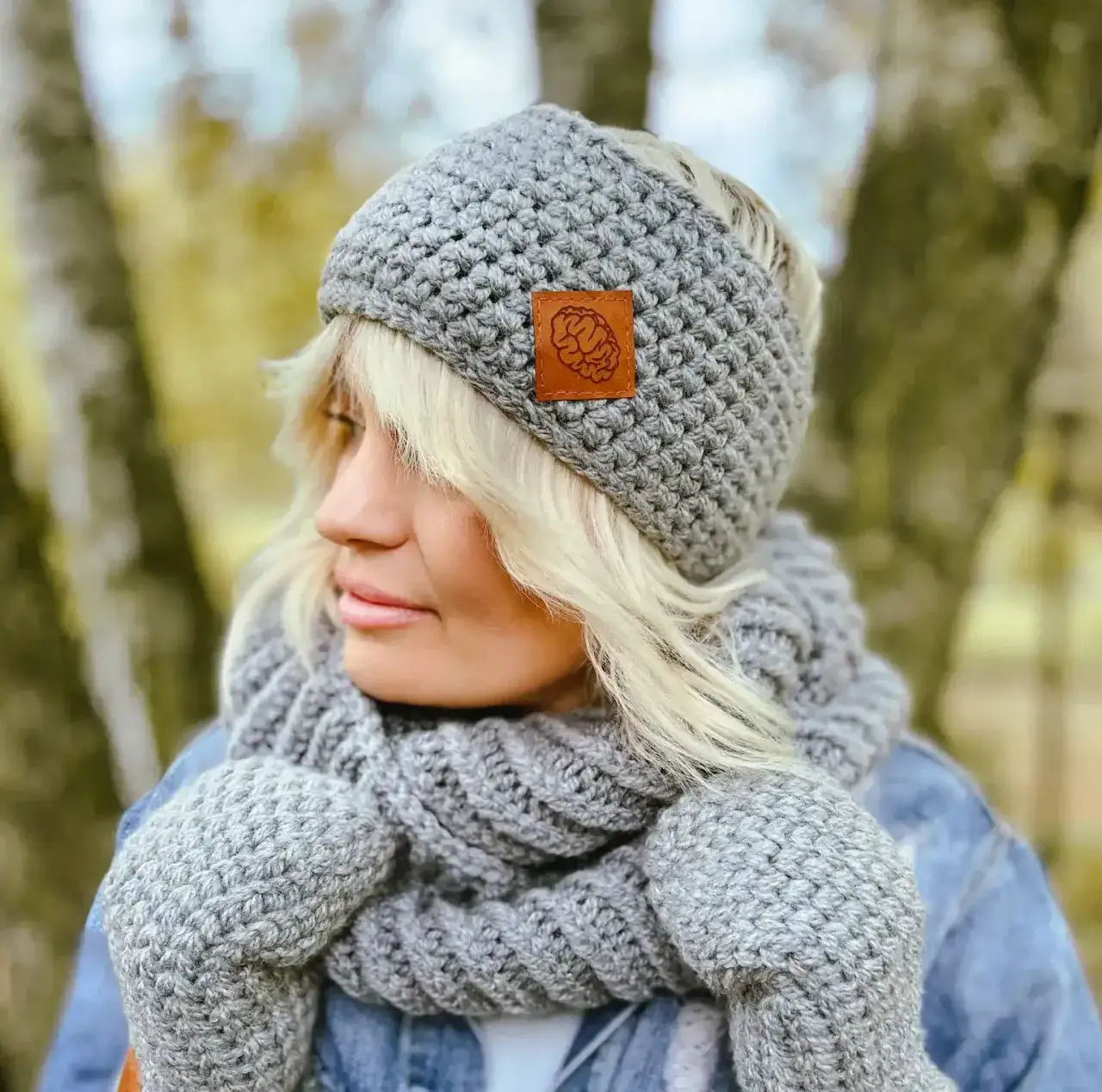 Jak założyć komin na głowę, by nie marznąć w zimowe dni