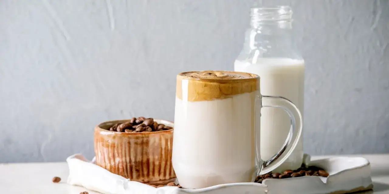 Czy kawa z mlekiem sojowym to zdrowy wybór? Analiza eksperta