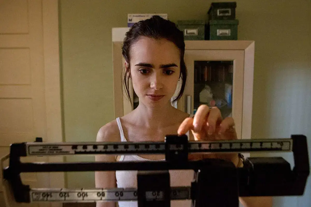 Aż do kości: Dramat o anoreksji na Netflix. Warto obejrzeć?