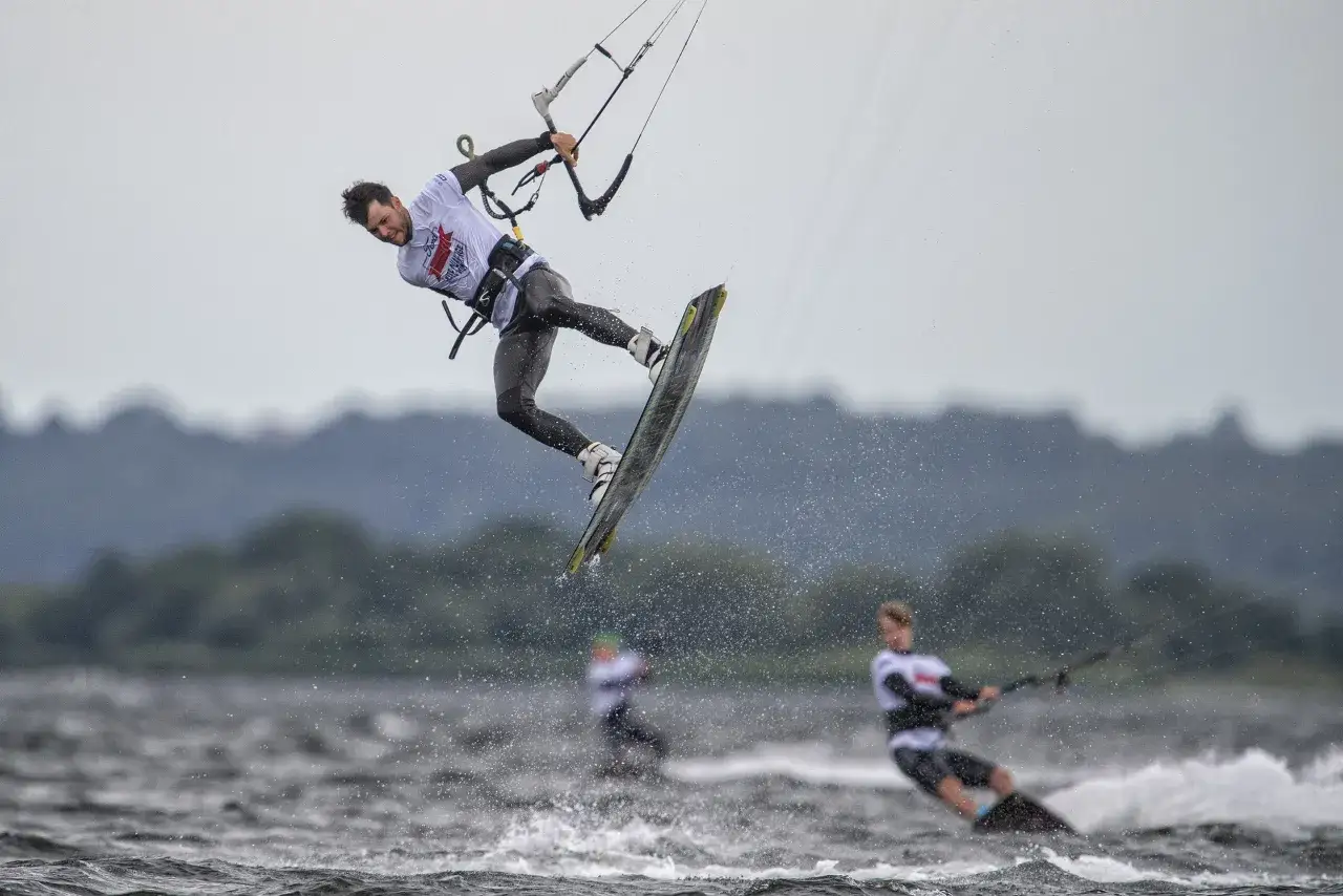 Ile kosztuje kurs kitesurfingu? Odkryj ukryte koszty i oszczędź!
