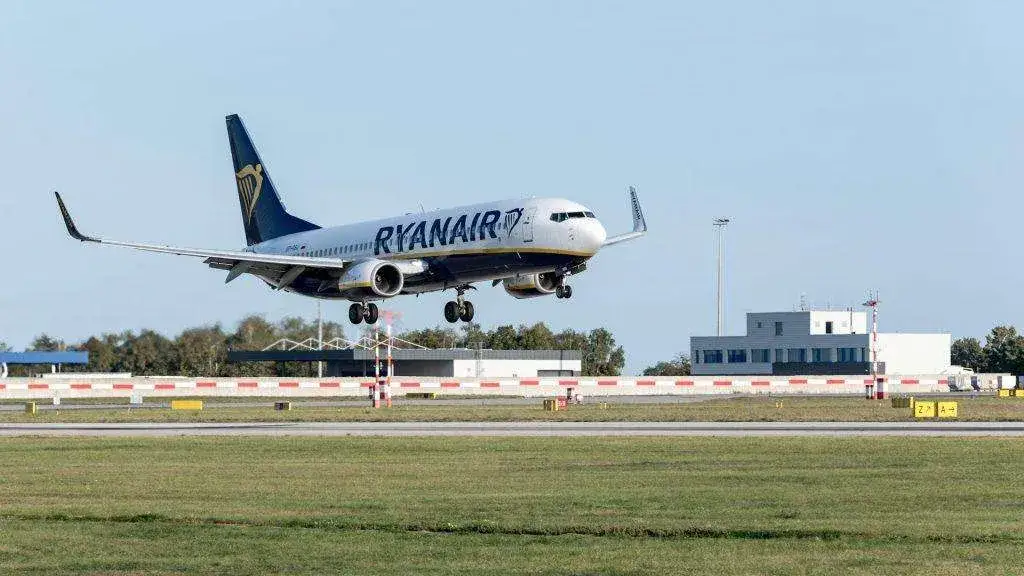 Czy można przewozić alkohol w bagażu rejestrowanym Ryanair? Oto zasady