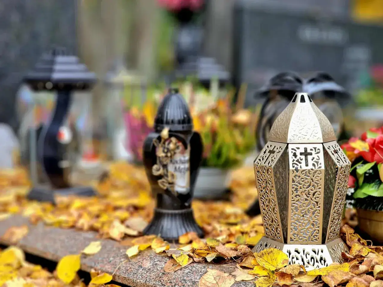 Pabianice: Jak szybko sprawdzić datę pogrzebu? Niezawodne sposoby.