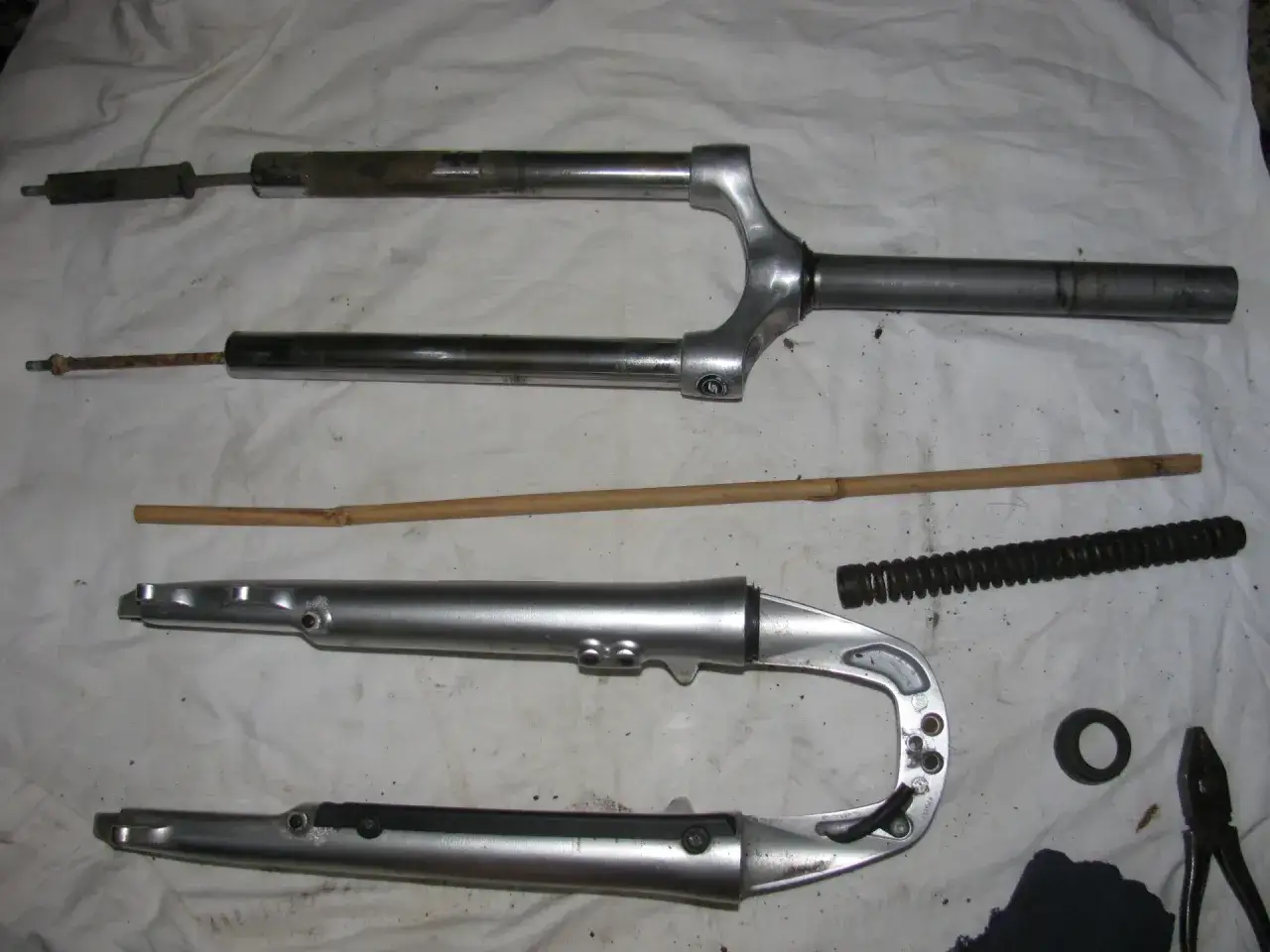 Jak bezpiecznie rozebrać amortyzator motocyklowy – krok po kroku bez błędów