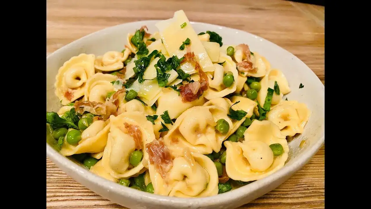 Tortellini z prosciutto: najlepsze sosy i dodatki, które zaskoczą