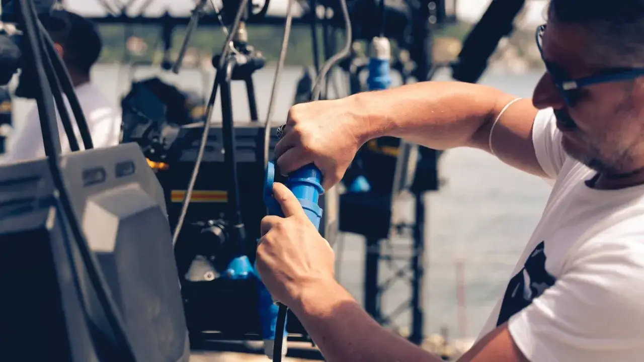 Technik podłącza sprzęt. Czekamy na rozpoczęcie koncertu, zastanawiając się, ile trwa koncert.