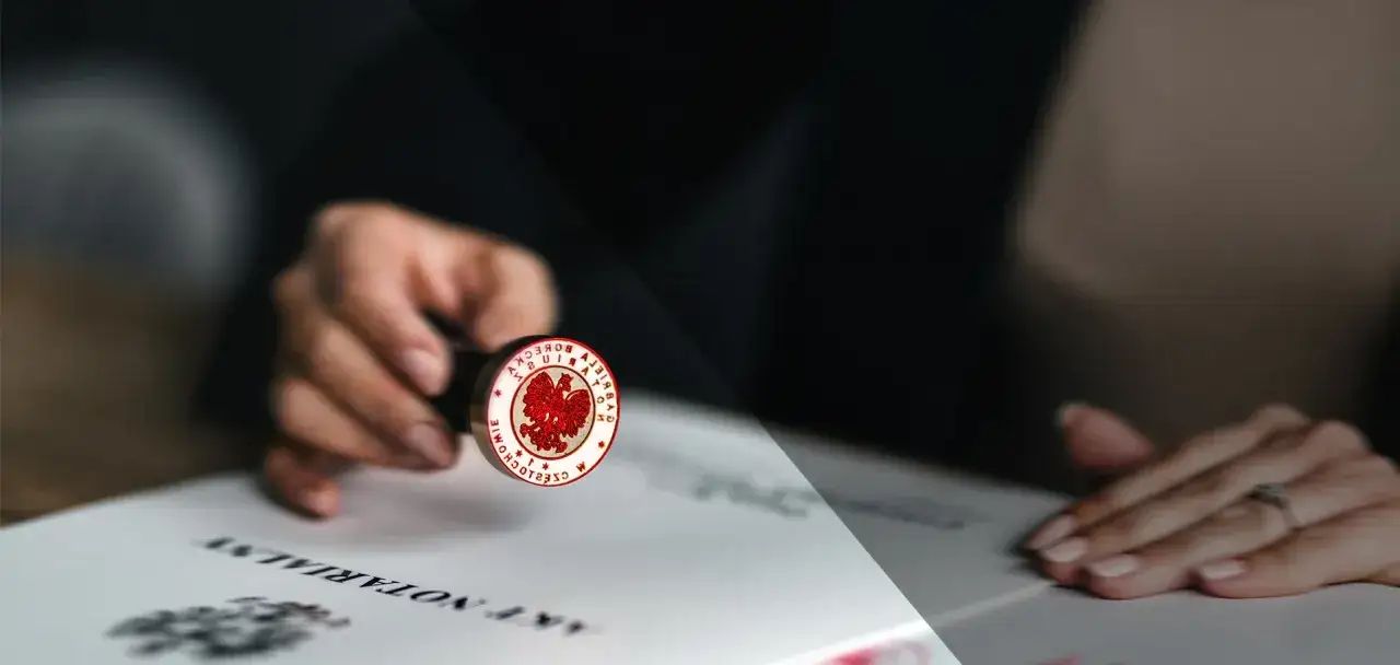 Notariusz stempluje dokument. Dowiedz się, ile kosztuje akt poświadczenia dziedziczenia u notariusza.