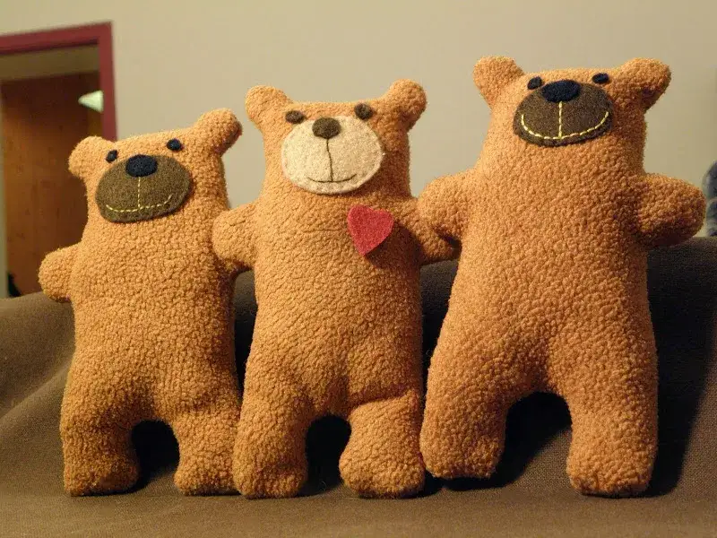 Z czego jest pluszowy miś? Bezpieczeństwo i materiały dla dziecka