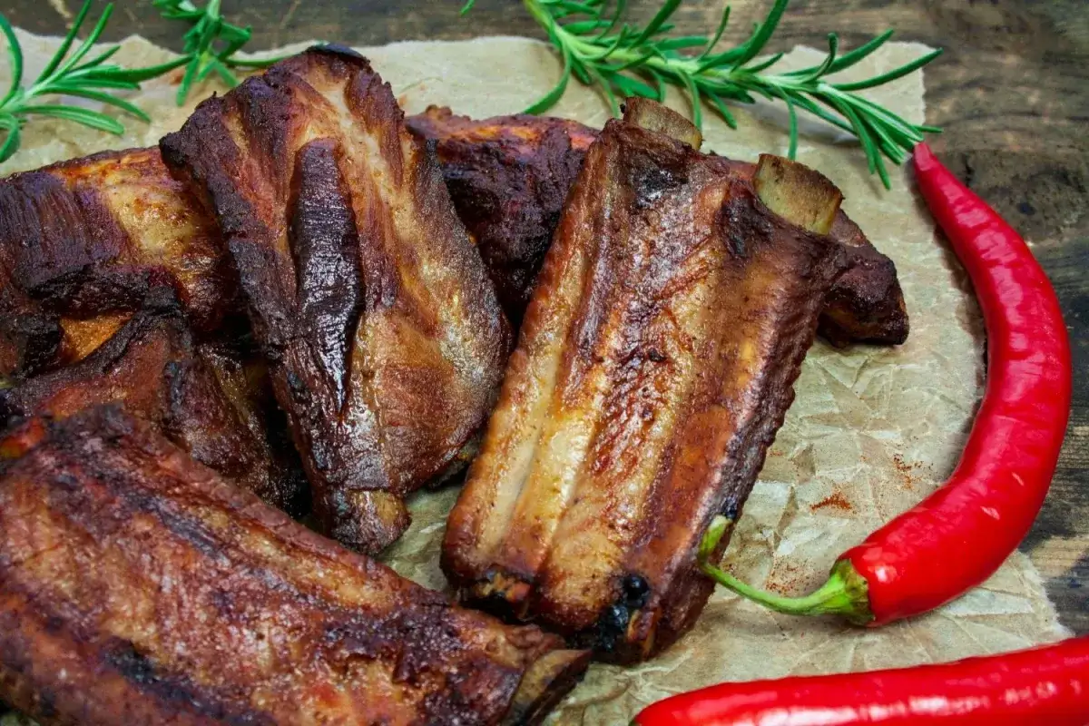 Miękkie żeberka z grilla? Poznaj sekret soczystości!