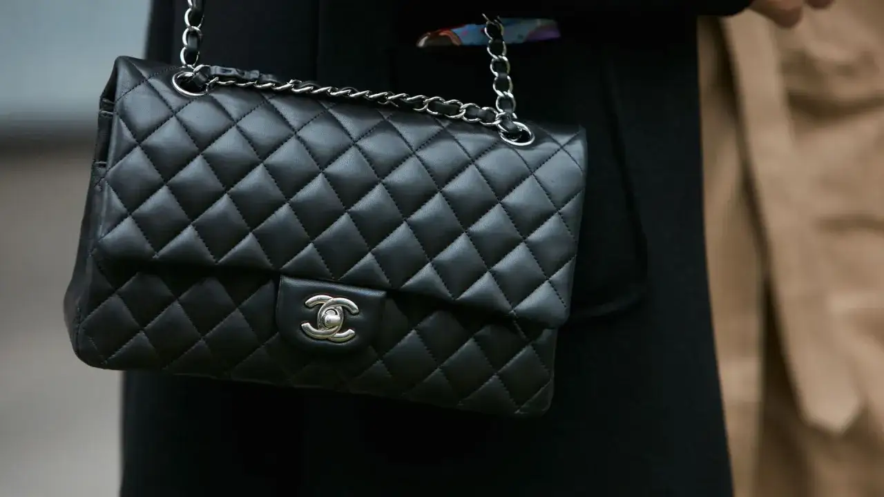 Czarna pikowana torebka Chanel z łańcuszkiem. Zastanawiasz się, ile kosztuje torebka Chanel?