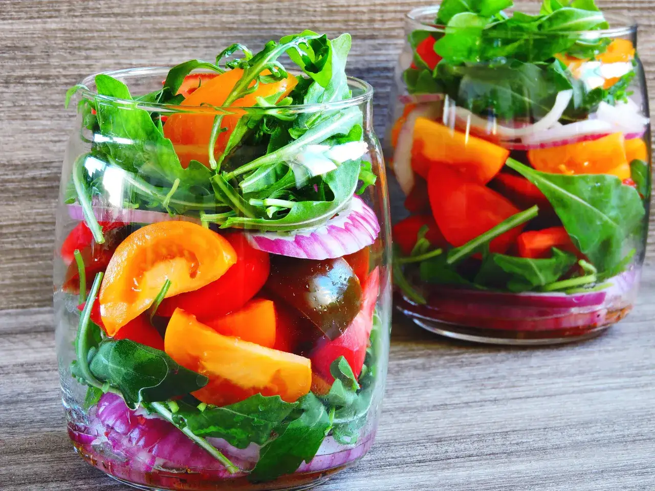 Odkryj sos do sałatki z tuńczykiem! Przepisy bez majonezu i nie tylko