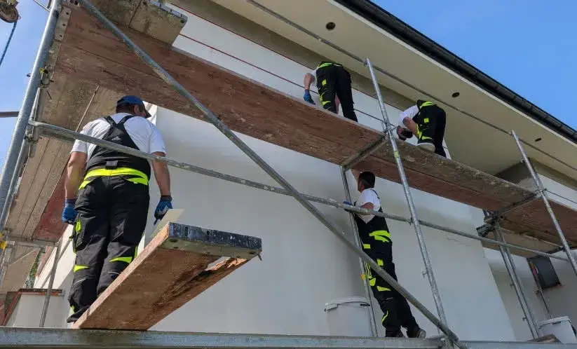 Jaki tynk na bloczki betonowe: uniknij problemów z wilgocią i trwałością