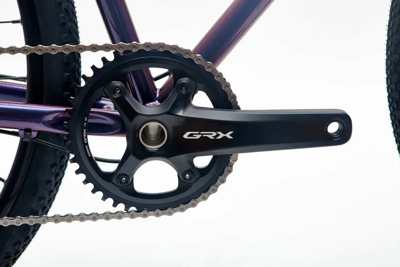 Nowa korba GRX Shimano, gotowa do wymiany suportu starego typu w rowerze.