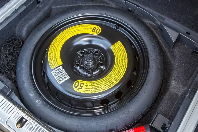 Czy koło zapasowe może być mniejsze? Sprawdź ryzyko i przepisy