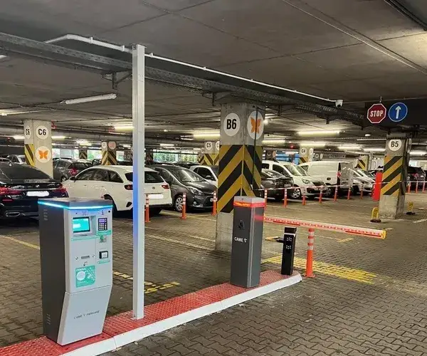 Na jakiej ulicy jest lotnisko Okęcie w Warszawie? Sprawdź lokalizację