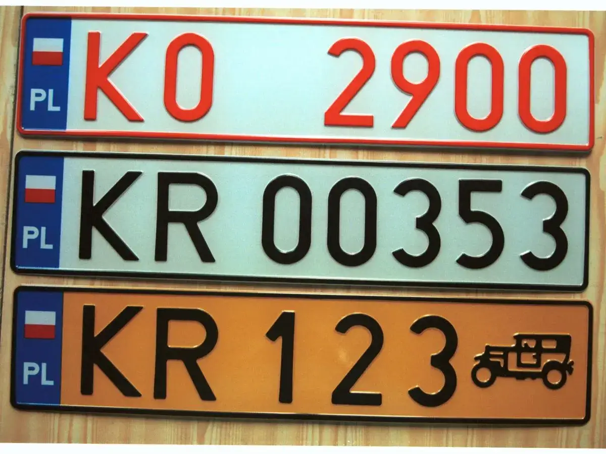 Kolekcja tablic rejestracyjnych świata: polskie tablice KO 2900, KR 00353 i KR 123 z zabytkowym autem.