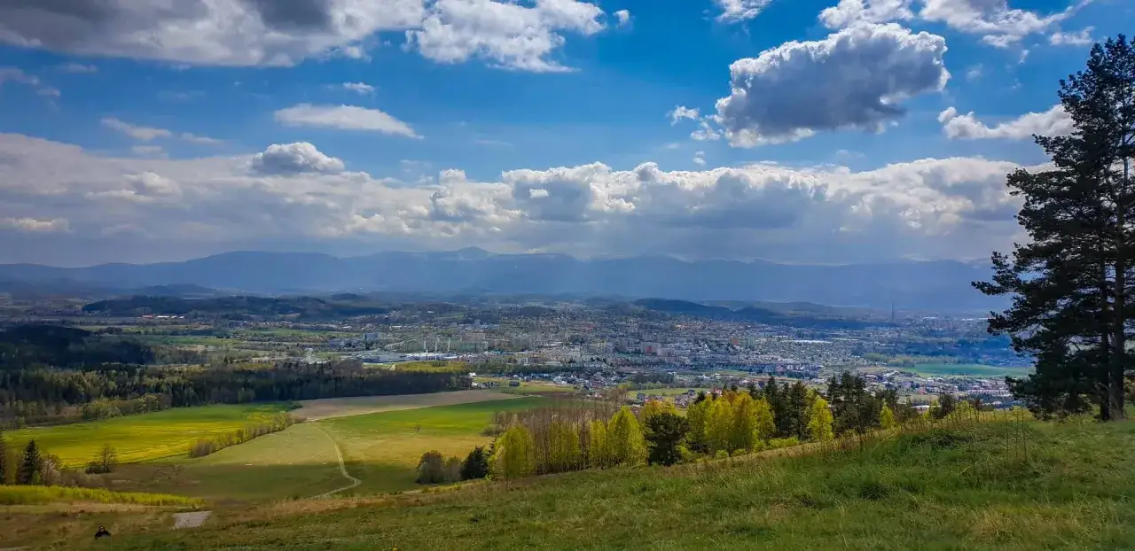 Widok na Jelenia Górę z góry szybowcowej. Jak dojechać? Piękne krajobrazy, pola i góry w oddali.